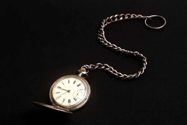黒を背景に古い懐中時計 — ストック写真
