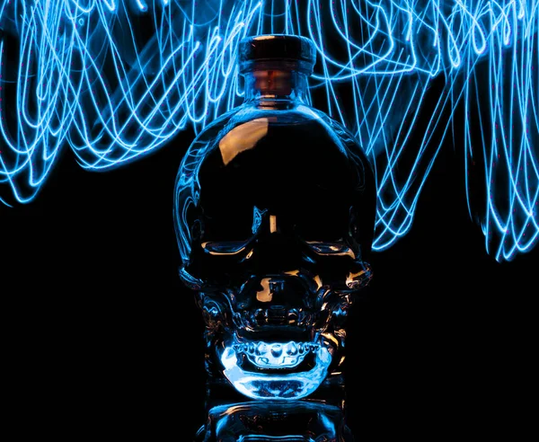 クリスタルヘッドウォッカオン黒の背景とともにライトペインティングLed — ストック写真