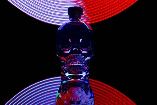 Wódka Crystal Head Czarnym Tle Oświetleniem Led — Zdjęcie stockowe