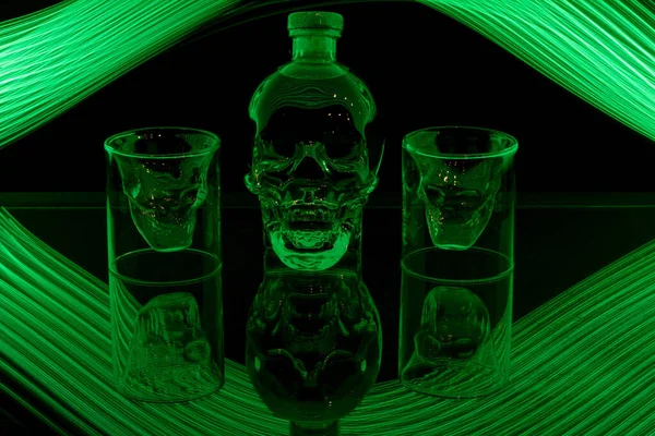 Siyah Arka Planda Kristal Başlıklı Votka — Stok fotoğraf