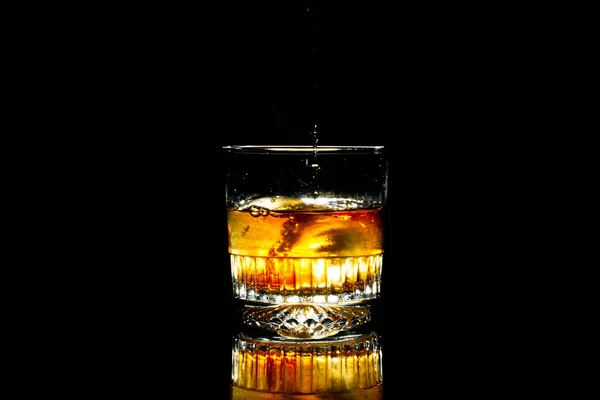 黑色背景的威士忌玻璃杯 — 图库照片