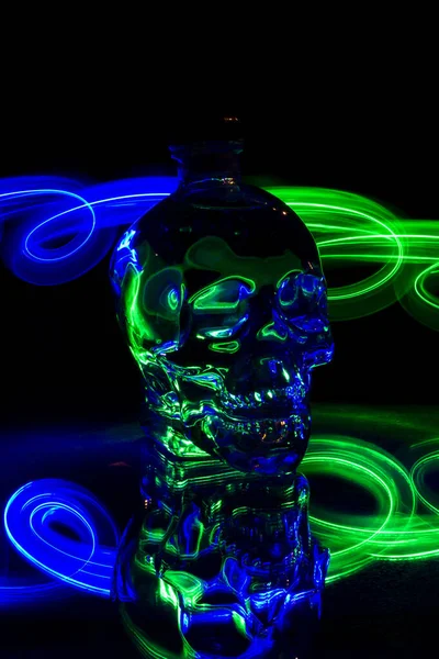 Cristal Cabeça Vodka Fundo Preto Com Lightpainting Levou — Fotografia de Stock