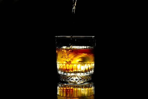 Taza Vidrio Con Whisky Sobre Fondo Negro —  Fotos de Stock