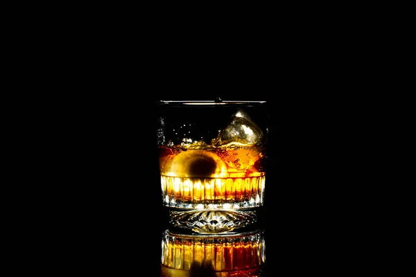 Tasse Verre Avec Whisky Sur Fond Noir — Photo