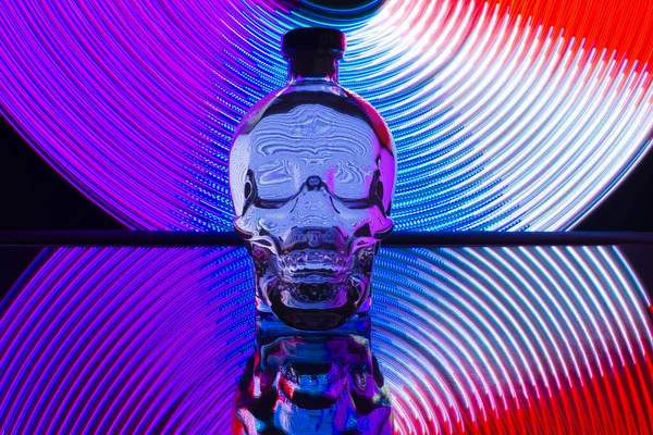 Kristallkopf Wodka Mit Lichtmalerei Geführt — Stockfoto