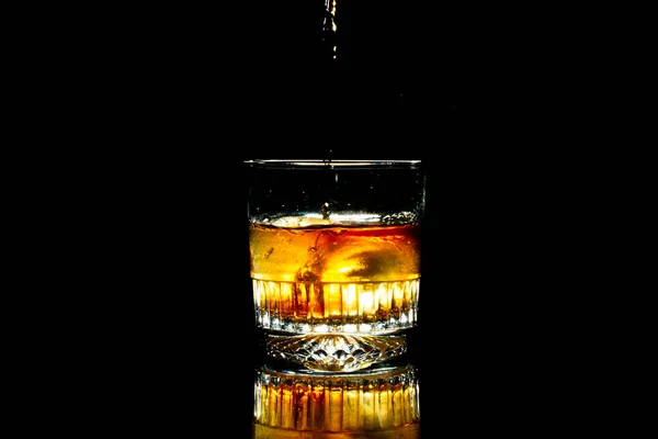 黒を背景にウィスキーを入れたグラスカップ — ストック写真