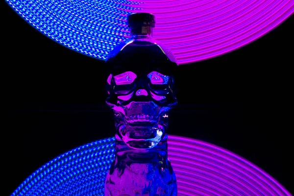 Vodka Cabeza Cristal Sobre Fondo Negro Con Lightpainting Led — Foto de Stock