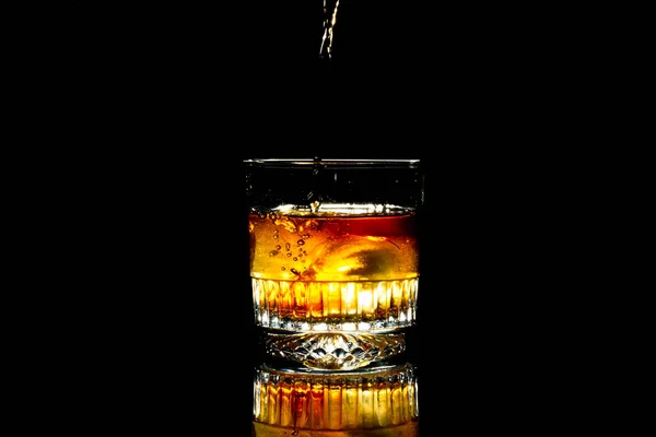 Glazen Beker Met Whiskey Een Zwarte Achtergrond — Stockfoto
