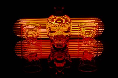 Siyah arka planda kristal başlıklı votka