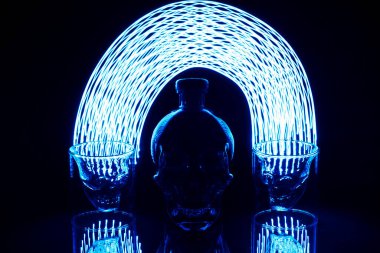 Siyah arka planda kristal başlıklı votka