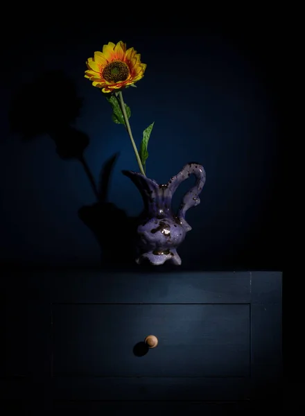 Vida Morta Uma Flor Amarela Vaso Aparador Fundo Azul — Fotografia de Stock