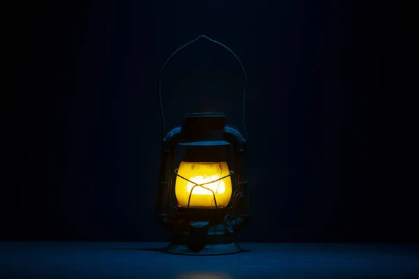 Lanterna Vintage Fundo Azul Ainda Vida — Fotografia de Stock