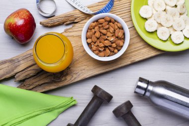 Sağlıklı yiyecekler. Meyve, badem, portakal suyu, elma, muz. Fitness. Düz üst görünüm