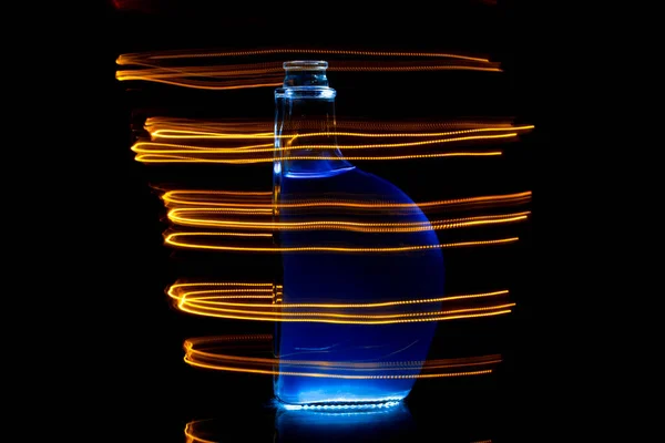 Beleuchtetes Glas Auf Schwarzem Hintergrund Flaschen Mit Farbiger Flüssigkeit Inneren — Stockfoto