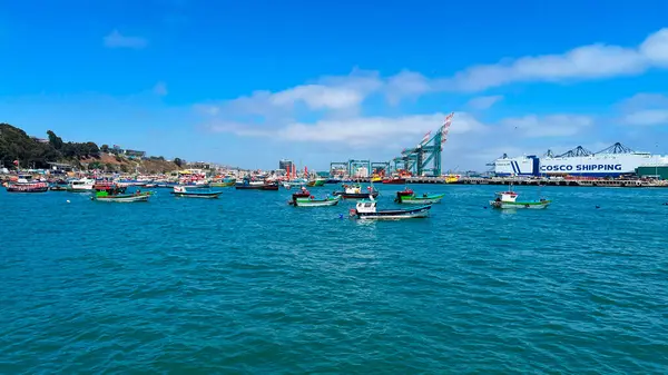 Endüstriyel bir deniz ortamında tekne ve vinçlerle liman