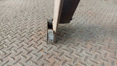 Masa direği tekerlekleri çalışabilmeleri için bir taşıyıcı zincir kullanır.