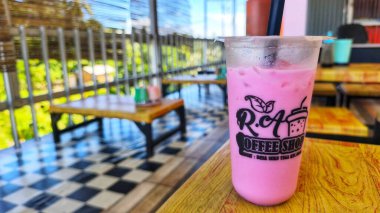 Bengkulu, Endonezya 8 Temmuz 2025 Kafe 'deki Ahşap Masada Pembe İçki Kadehi