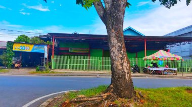 Tipik Bengkulu Sahnesi: Yol kenarındaki Işık Sanayii ve MKOBİ 'lerin bir kombinasyonu