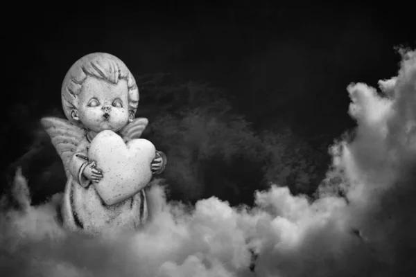 Anjo Segurando Coração Sobre Nuvem — Fotografia de Stock