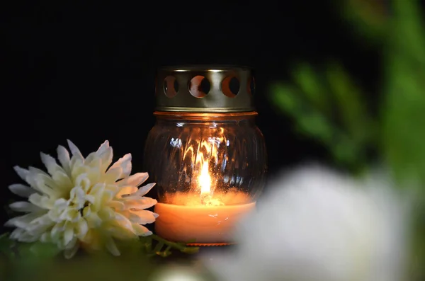 暗色背景下的带有蜡烛和白菊花的同情卡 — 图库照片