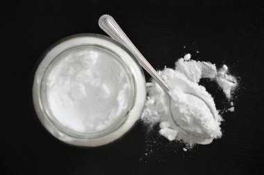 Siyah arkaplanda kabartma tozunun üst görünümü 