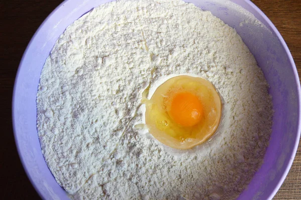 生鸡蛋和面粉在一个碗里 上视图 烘焙食物概念 — 图库照片