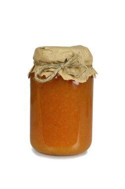 Kayısı reçel kavanozu beyaz arkaplanda izole edildi