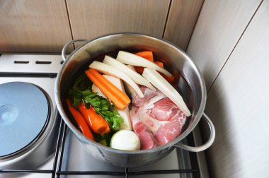 Esrara sığır eti çorbası. Et, taze sebze ve et çorbası için hazırlanmış otlar..