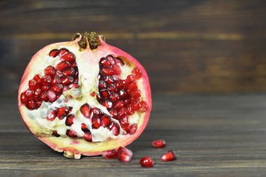 Tahta zemin üzerinde taze sulu nar ve kopya alanı var.