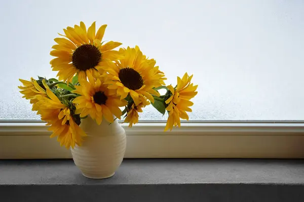ウィンドウズリルの花瓶で新鮮な日光 秋のお祝いはコピースペースでまだ生きています ロイヤリティフリーのストック写真