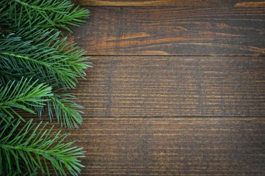 Ahşap arka planda noel ağacı dalları