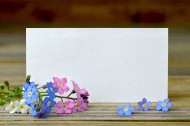 Boş tebrik kartı ve bahar çiçekleri