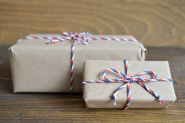 Tahta arka planda kahverengi hediye kutuları