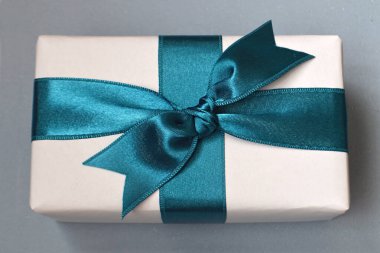 caja de regalo atada con cinta azul