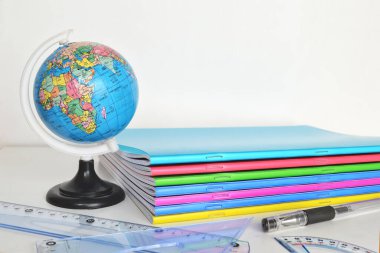 Okul malzemeleri, parlak defterler ve dünya. okul konseptine geri dön.
