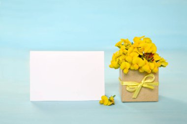 Boş tebrik kartı ve sarı çiçekler 