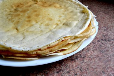 Beyaz tabakta ev yapımı krepler.