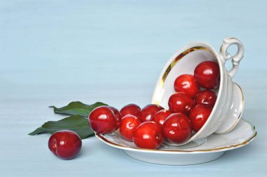 Zarif porselen bardakta taze kirazlar.