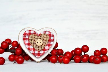 Kırmızı böğürtlenli ve kır tarzı ahşap yıldızlı Noel süslemesi 