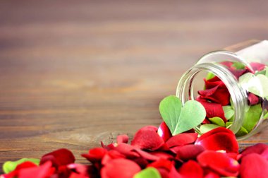 Sevgililer Günü geçmişi kalp şeklinde yapraklar ve kırmızı gül yapraklarıyla  