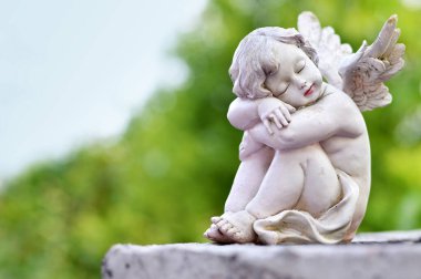Koruyucu melek mezarda uyuyor.