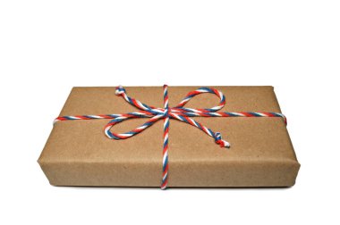 Kahverengi hediye kutusu beyaz arka planda yay ile izole 