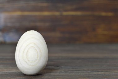 Ahşap arka planda Tahta Paskalya yumurtası