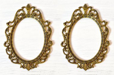 Beyaz grunge arka planında iki boş vintage resim çerçevesi