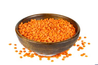 Beyaz arka planda izole edilmiş ahşap kasede kırmızı mercimek.