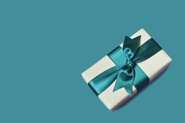 mavi arkaplanda paketlenmiş hediye kutusu