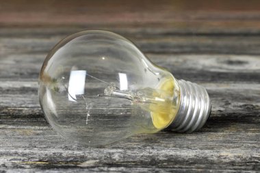 Eski ahşap arka planda ampul