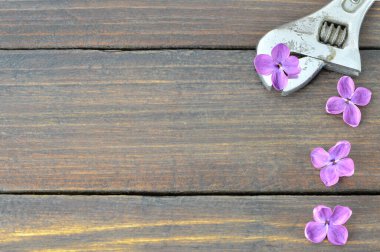 İngiliz anahtarı ve leylak çiçekli Babalar Günü kartın kutlu olsun.