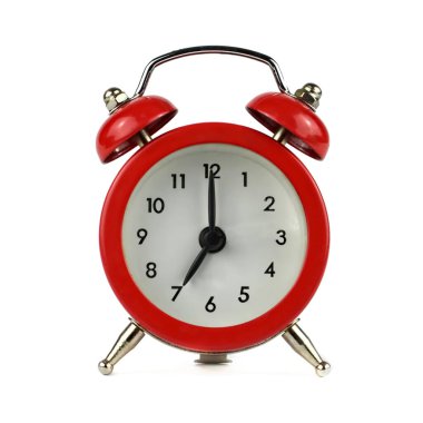 Saat yedideki klasik alarm saati beyaz arkaplanda izole edilmiş. 