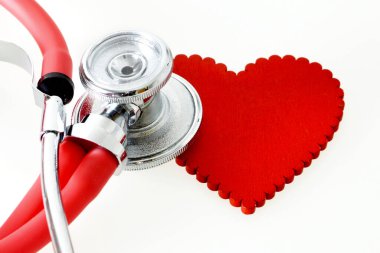 Kalp çıkartması ve steteskop beyaz arka planda izole edildi